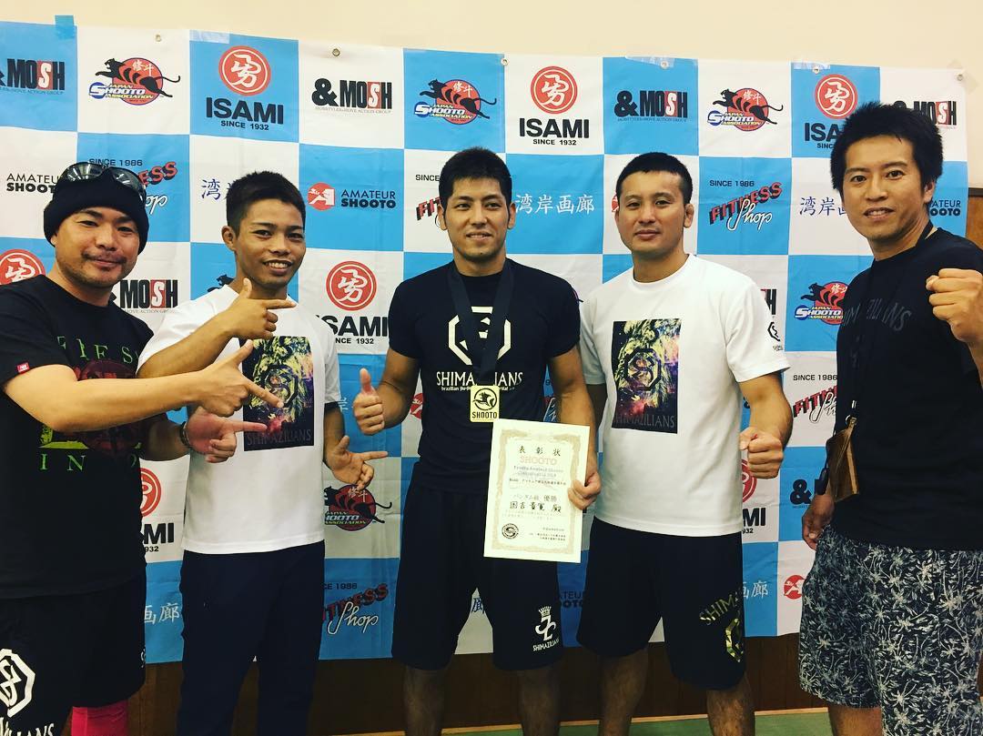 第12回九州アマチュア修斗選手権では沖縄県南城市のチームシマジリアンズから国吉貴寛選手がバンタム級で3回勝って優勝！全日本への切符も手にしました。

関係者の方から沖縄のシマジリアンズ強いですねーと声も上がっていました。

これで沖縄から10/14（日）第25回全日本アマチュア修斗選手権の出場者は ■ストロー級 -52.2kg 
餘辺直也（沖縄/グランドスラムAPP）沖縄選手権優勝 ■フライ級 -56.7kg　
当真佳直（沖縄/若柔術）沖縄選手権優勝
若山達也（若柔術）北海道選手権優勝 ■バンタム級 -61.2kg　
榎本神月（沖縄/Theパラエストラ沖縄）沖縄選手権優勝
国吉貴寛(沖縄/シマジリアンズ)九州選手権優勝 ■フェザー級 -65.8kg　
南風原吉良斗（沖縄/Theパラエストラ沖縄）沖縄選手権優勝 ■ミドル級 -83.9kg 
スキラティコデェビド（USA/カポエイラアカデミー）沖縄選手権優勝

と７名になりました。昨年はクロスラインの親川君がプロ昇格し、今回はシマジリアンズ、若柔術、グランドスラムＡＰＰ、カポエイラアカデミーからも全日本に出場選手が決定し非常に嬉しく思います。沖縄のレベルは年々上がっています。

沖縄から日本へ！沖縄から世界へ！

#アマチュア修斗
#パラエストラ #沖縄 #那覇 #与儀 #MMA #shooto #コザ #総合格闘技 #修斗 #キックボクシング #柔術 #jiujitsu #ダイエット