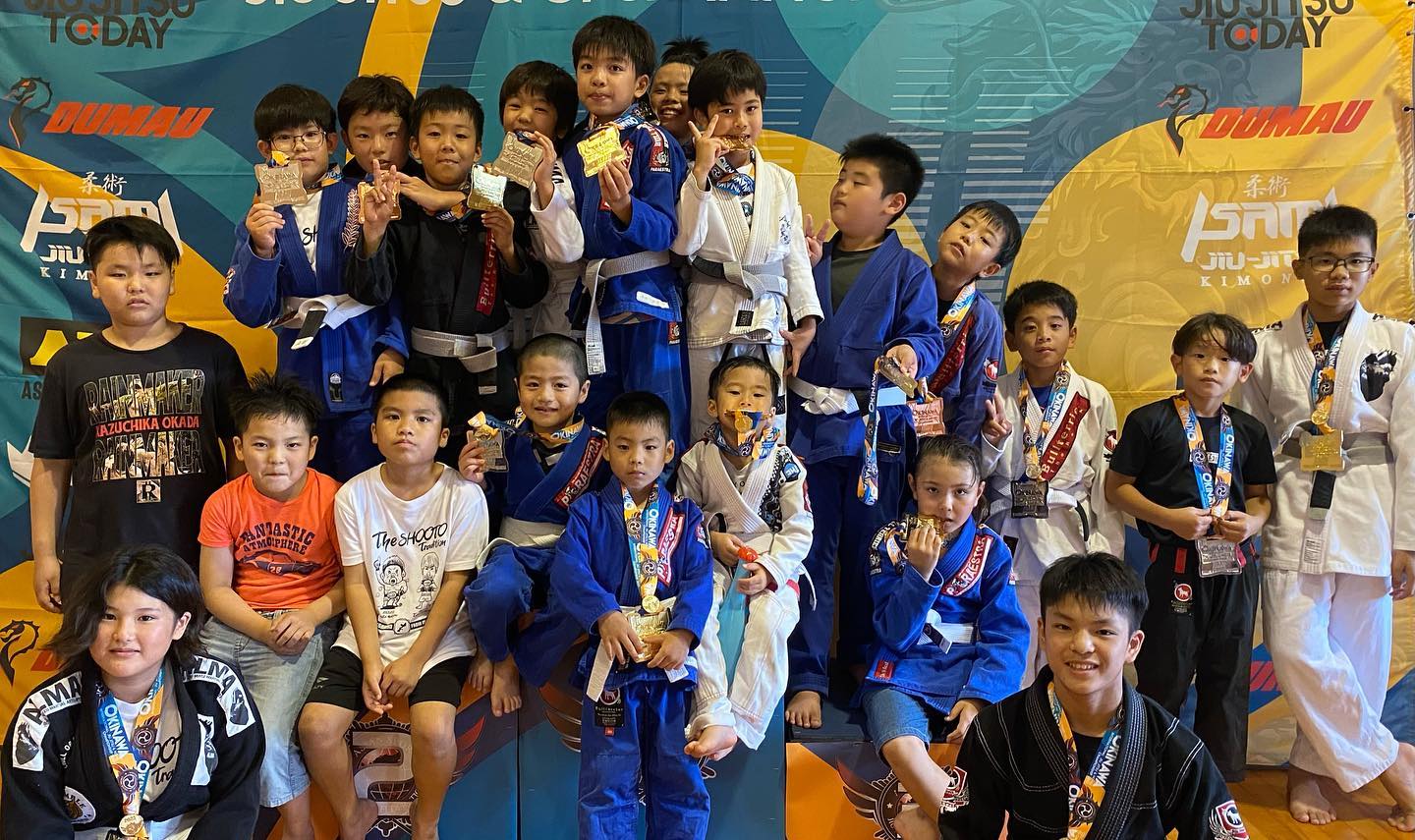 先週末は沖縄市コザ武道館にて柔術トーナメント『Okinawa Jiu-jitsu Championships2023』が開催されました！Theパラエストラ沖縄からはキッズ２0人、大人１2人と大挙参戦。キッズは出場者の７割が金メダル、優勝を逃した子も全ての生徒がメダルを獲得する好成績！大人は盤石の勝利や悔しい敗戦もありました。非日常の緊張感の中、強い気持ちをもって見知らぬ相手と自分の実力を競い合う。出場した選手、皆経験が出来たと思います。試合はただただ競技が強くなる訳ではなく、その人の人間力を向上させます。引き続き楽しんでトレーニングをして心身共に強くなって行きましょう！#パラエストラ #沖縄 #那覇 #与儀 #MMA #shooto #コザ #総合格闘技 #修斗 #キックボクシング #柔術 #jiujitsu #ダイエット