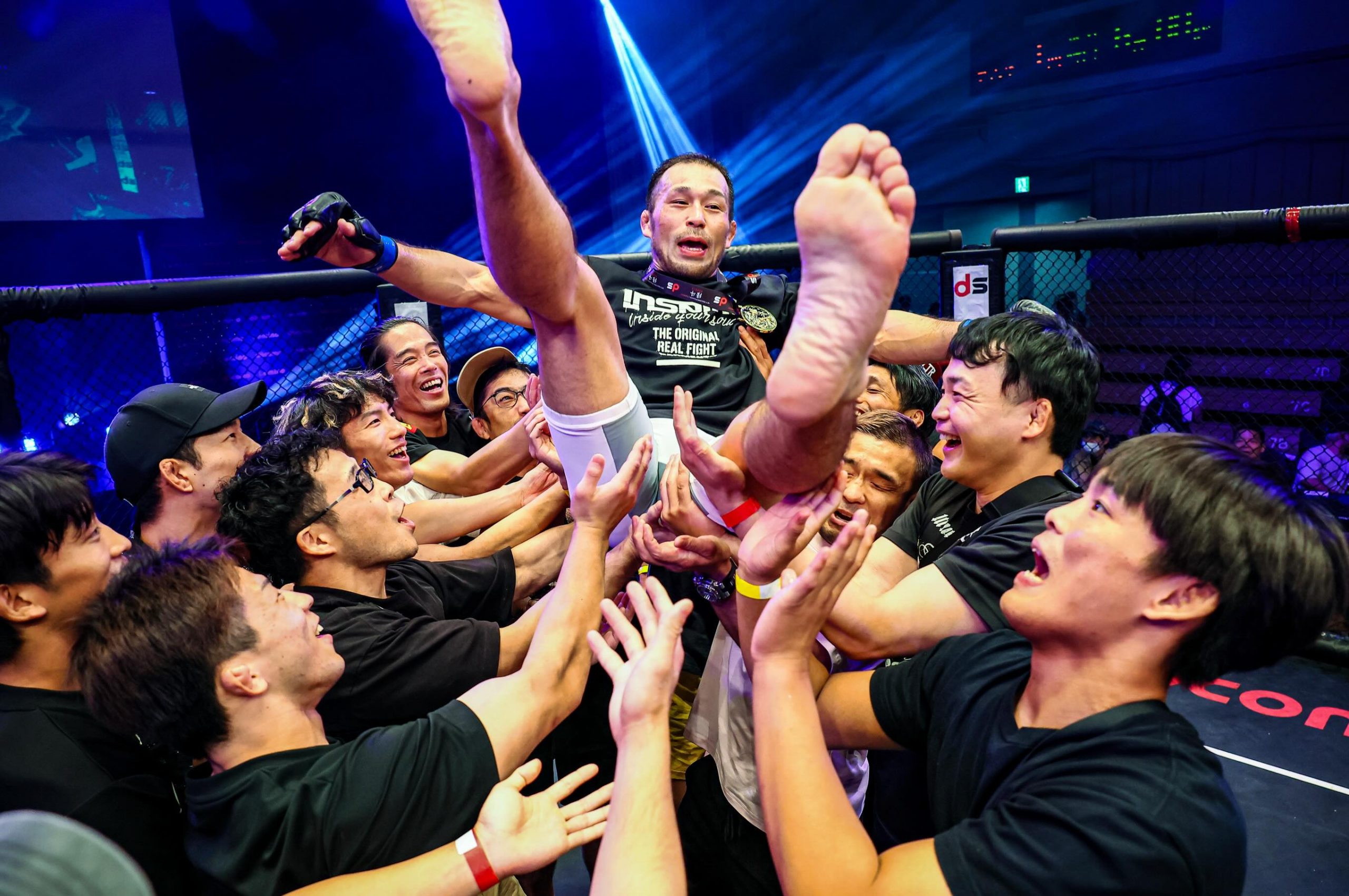 7/13(月) NTT DOCOMO presents【#Lemino修斗7】後楽園@lemino_shooto 本人がベルト以上に価値あると語った、日本MMA界の生ける伝説・宇野薫選手との接戦を制した児山佳宏。修斗として25年レスリングから数えて30年この写真の為に戦ってきた、と話しても疑いようの無い1枚。心の底からなんだ、おめでとう️児山佳宏!photo by @Susumu_Nagao #児山佳宏#修斗