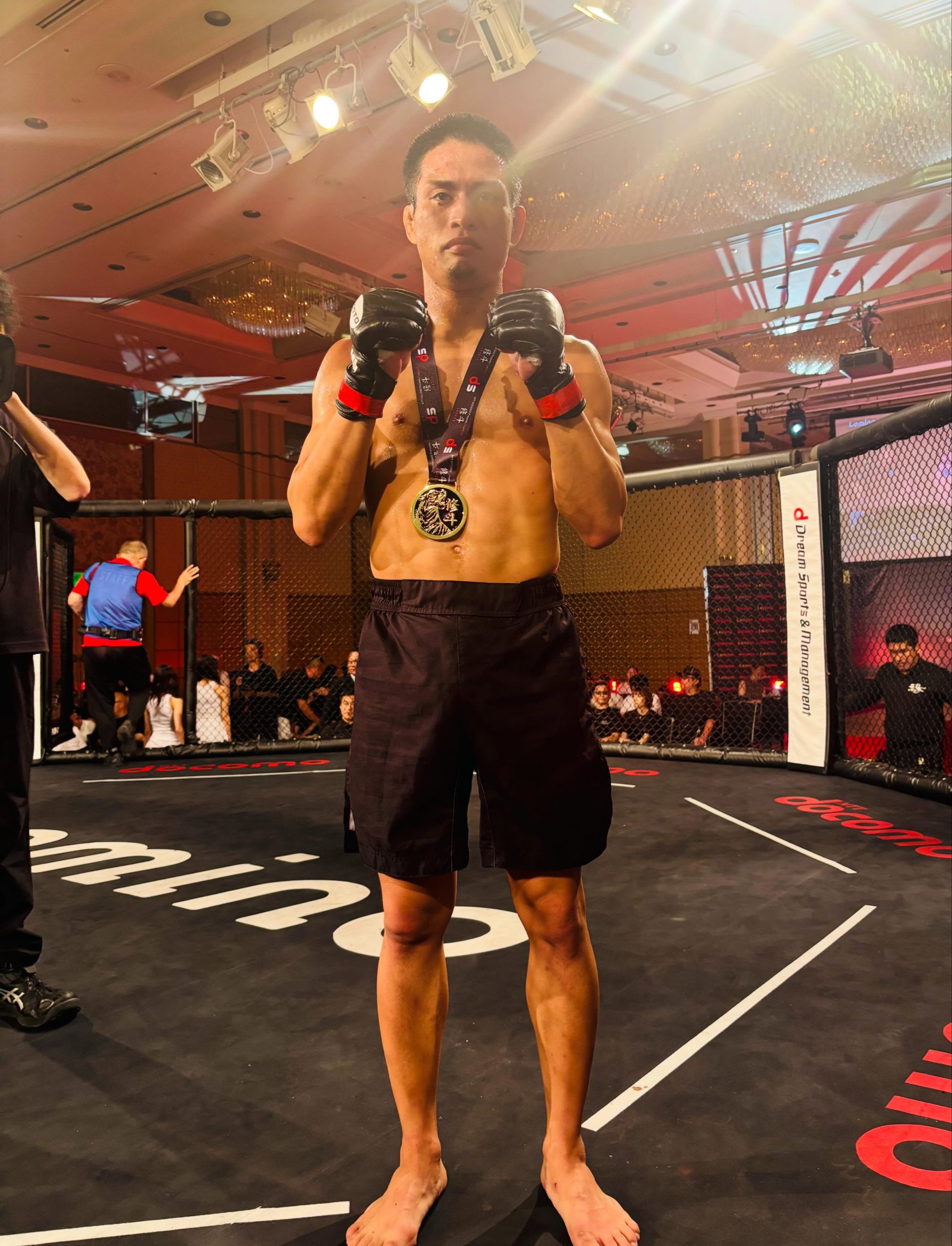 8/2(日) 【NTT DOCOMO Presents】プロフェッショナル修斗公式戦千葉大会「Lemino修斗 POUND OUT」平良龍一、判定勝利!!課題は多々ありますがこれで戦績は4戦3勝1分。弟・達郎のサポートはさることながら、自身のファイターとしての道も着実に進めています。⚔️無料見逃し配信️https://lemino.docomo.ne.jp/contents/Y3JpZDovL3BsYWxhLmlwdHZmLmpwL2dyb3VwL2IxMDUyNmY=?pit_git_type=LIVE_SINGLE#Lemino修斗#修斗